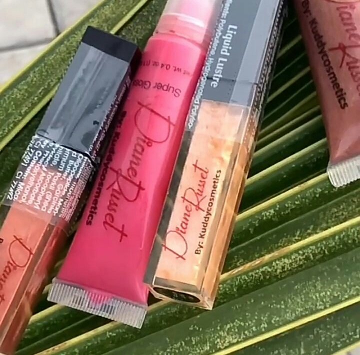 Harmaka5's tweet photo. MY BANY VE GIVING ME BRAGS RIGHT,LEFT AND CENTER,OUR LIP GLOSS IS OUT OOOOO,GUYS PLS COME AND BUY WHAT WE ARE SELLING BIKO BEFORE YOU HEAR SOLD OUT
#DianeRussetLipGlossXKuddycosmetics https://t.co/WuPmqxYUTj