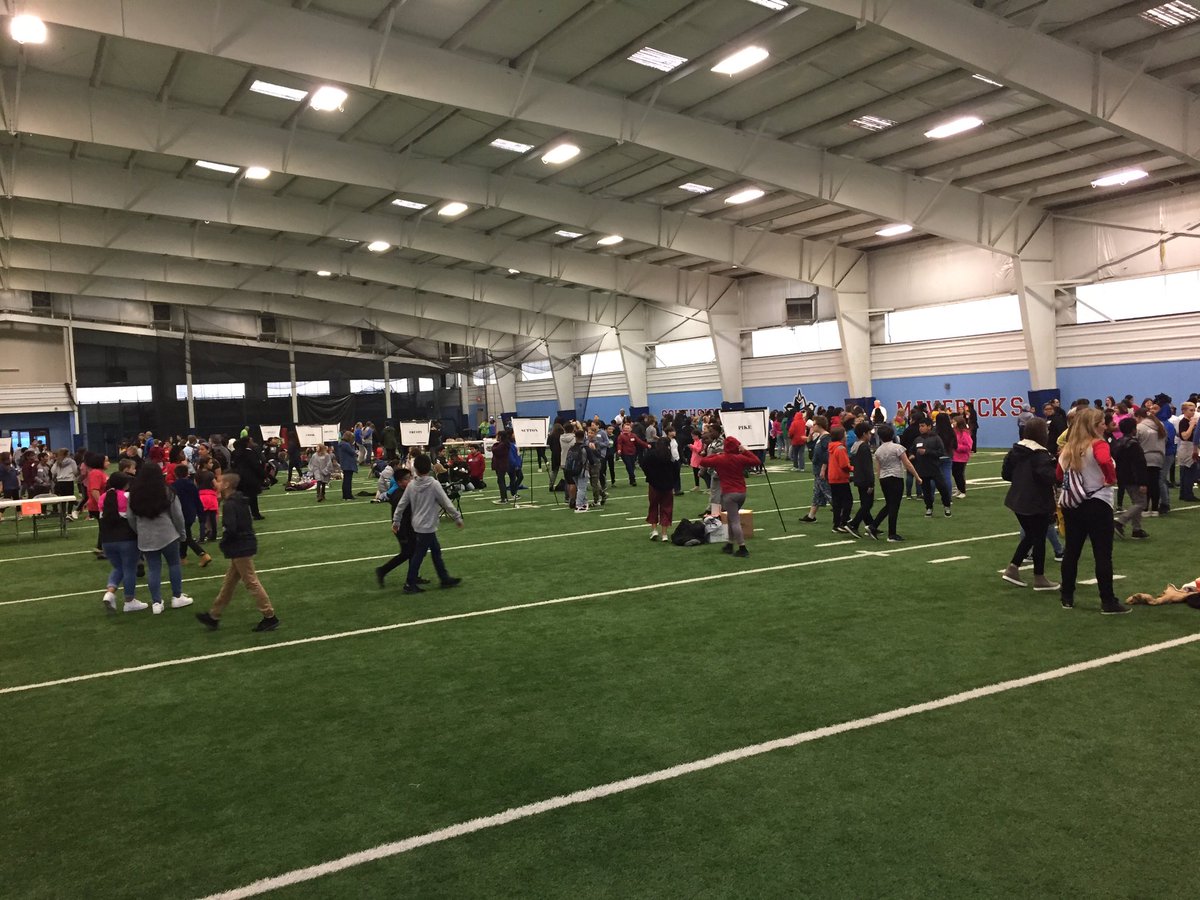 FSSouthside's tweet photo. We enjoyed hosting STEM WARS yesterday. Lots of young scientists and engineers in here! @FSSchools https://t.co/ij0ni2y5dJ