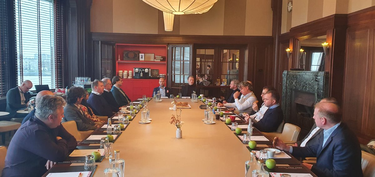 We vervolgen de middag in het hotel New York, in het oude directievertrek van de Holland-Amerikalijn. We willen van accountancy professionals weten of zij denken dat ze zichzelf moeten verkopen. En zo ja, waarom? #accountancy #pinkwebsessions