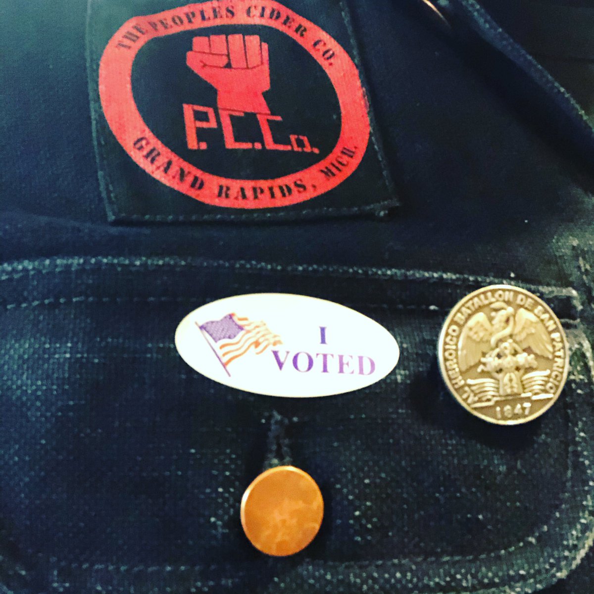 PeoplesCiderCo's tweet photo. Your first drink is on us* at the bar if you exercise your right to vote today🍻🇺🇸
.
.
.
*first drink meaning you better pay for the second ;-) #ciderbar #traditionalamericancider #peoplescider #workingclasscider #fuckingvotelikepeoplediedtogiveyoutheright https://t.co/kcDrObyOBY