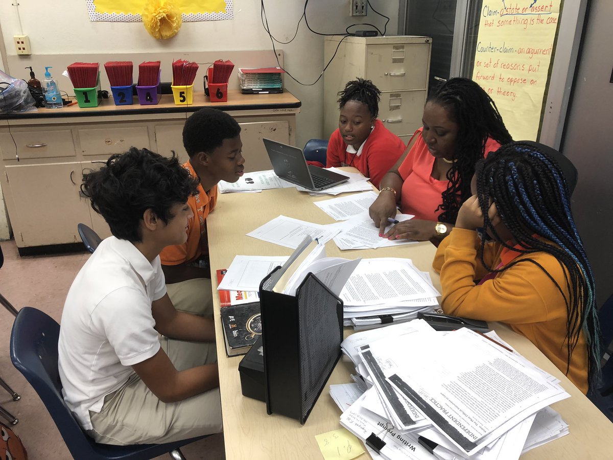 LisiMomOfTwins's tweet photo. @CCMSChiefs getting ready for the writing with conferences to strengthen their studentsโ skills!!!! #myteamisamazing @docdn83 @ShekinahMac @Readinglady1971 @lisagarcia_lisa @trydiggs https://t.co/vxCOyIPWhD