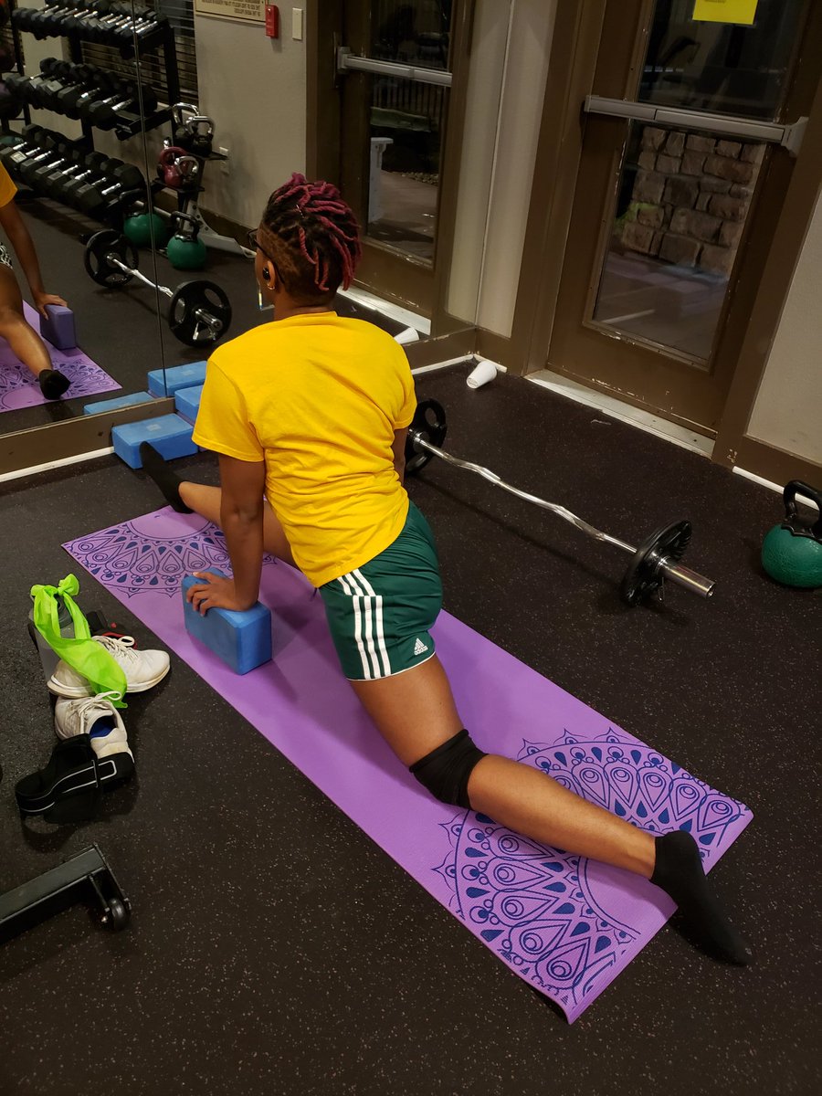 RCKLSS_Princess's tweet photo. I'm still working on my splits. Obviously there's still work to do, especially on my right, but I've made so much progress since starting late last year. #splits #splittraining #splitsville #flexibility https://t.co/436XBhPrMu