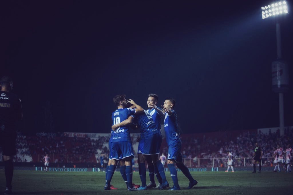 Kappa_Argentina's tweet photo. 🔵⚪ ¡La #FechaKappa fue para el fortín!

@Velez cerró la #Superliga de la mejor manera, y venció 3-0 a @clubaunion 🇦🇹.

⚽ Janson
⚽ Robertone
⚽ Romero https://t.co/yIXbq6k48J