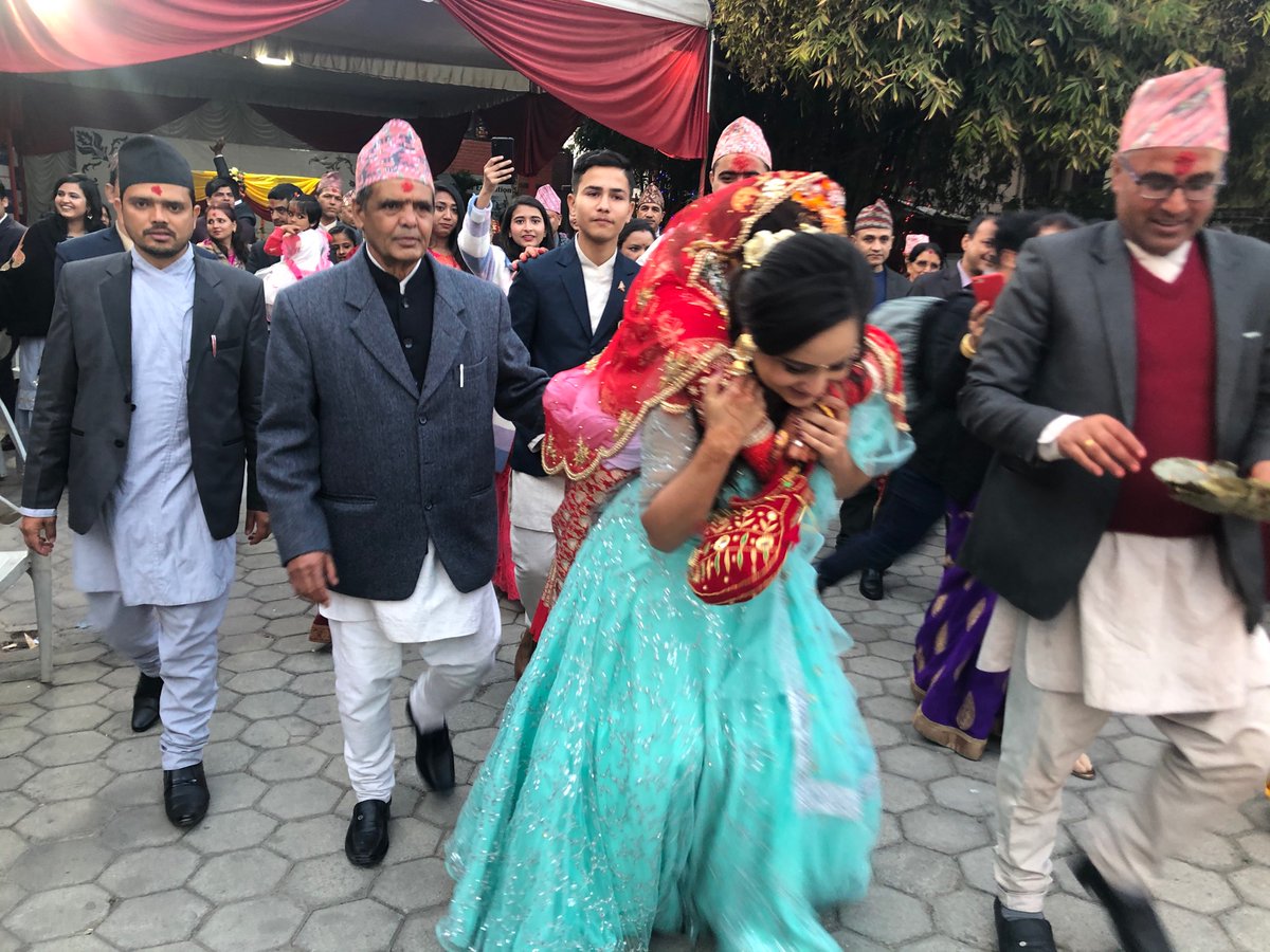 CPAryal's tweet photo. विदाअघि दुलहीलाई बोकेर दुलहीका दाइले डोली चढाउन अराए पण्डीतले। दुलहीकी बहिनी अघी सरेर भनिन्, “दाइ पनि म, भाइ पनि म, बैनी पनि मै ! मै बोक्छु दिदीलाई ।” कस्तो मीठो ! https://t.co/zg1YgmrQpE