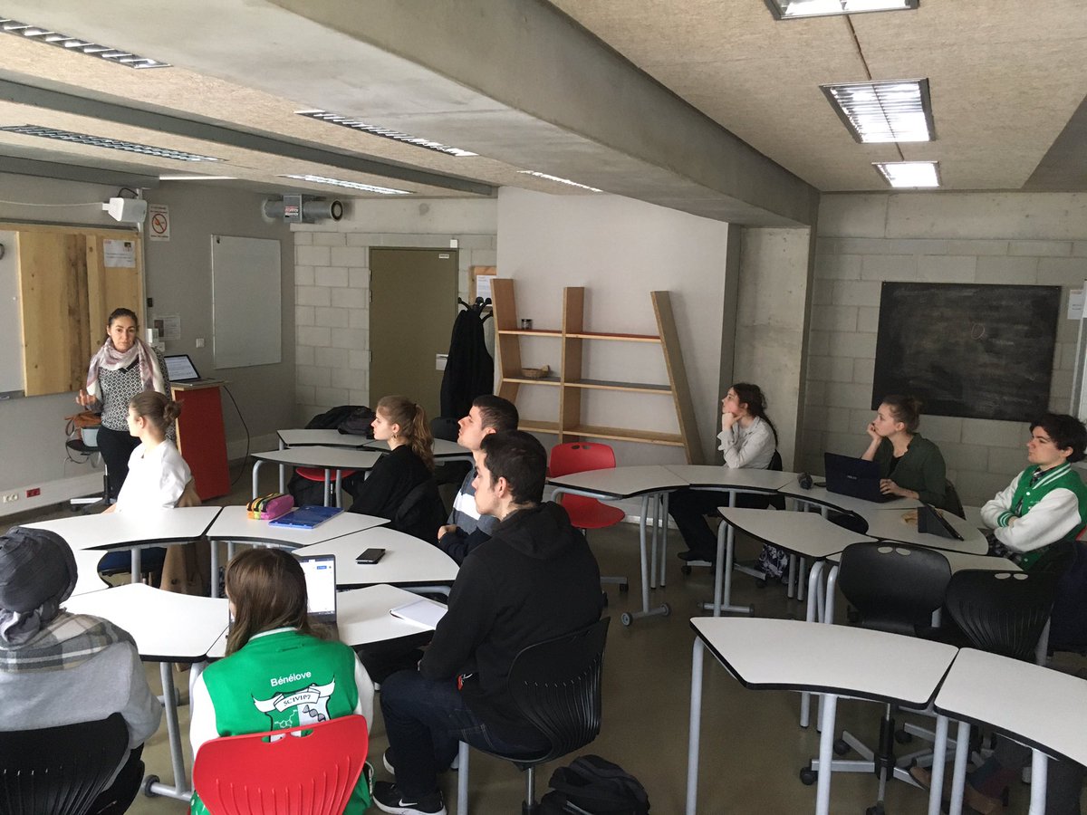 p_laurenti's tweet photo. #CBioNumLeaks Samia Serri du service communication de @Univ_Paris forme la promo L1-L2 2019-2020 à la réalisation vidéo https://t.co/T8umHalQYf