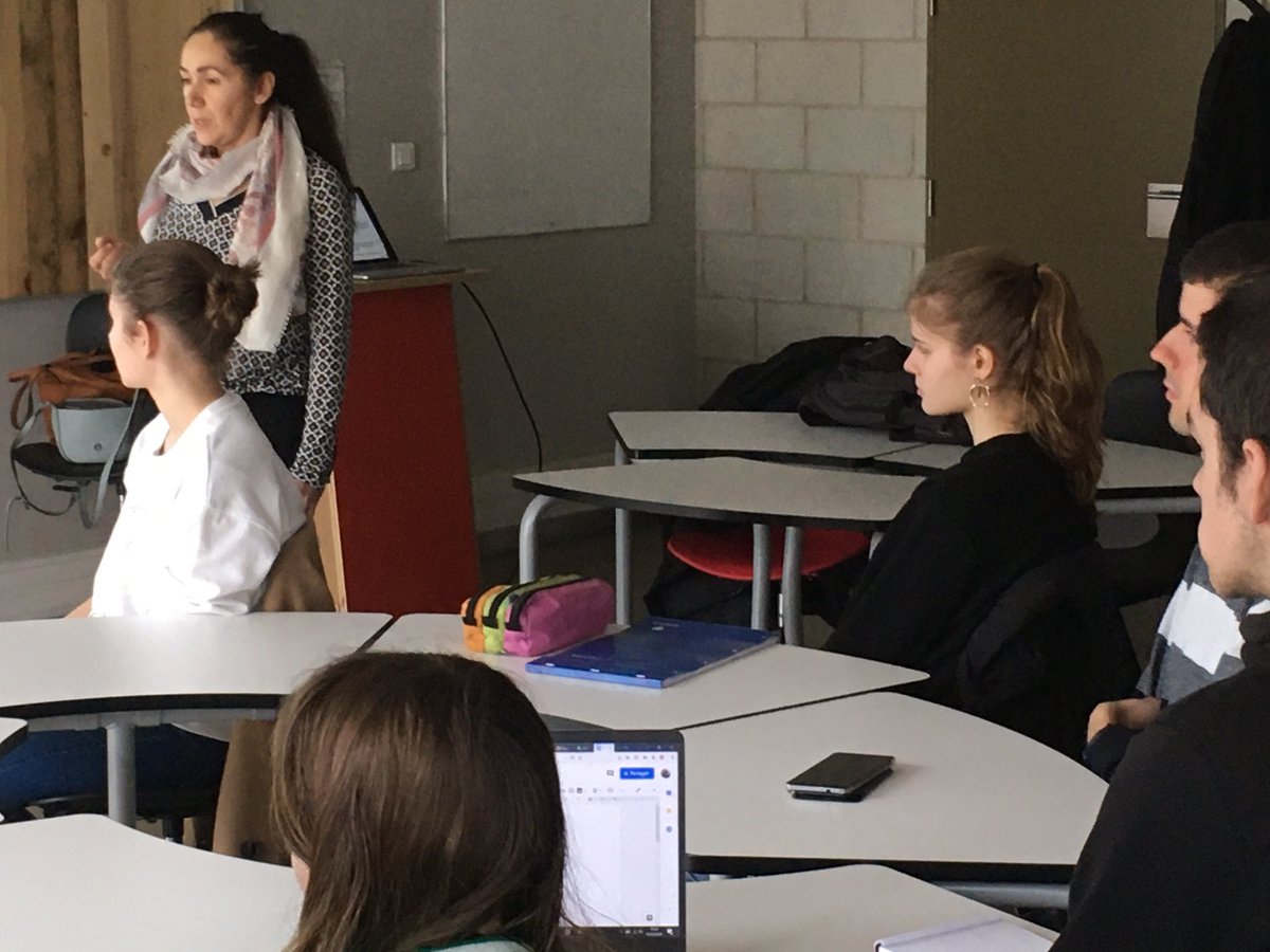 p_laurenti's tweet photo. #CBioNumLeaks Samia Serri du service communication de @Univ_Paris forme la promo L1-L2 2019-2020 à la réalisation vidéo https://t.co/T8umHalQYf