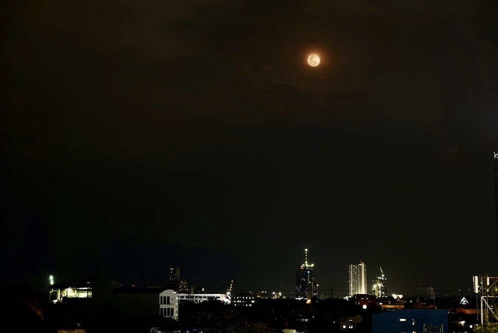 raffytima's tweet image. The super moon over Quezon City a while ago.