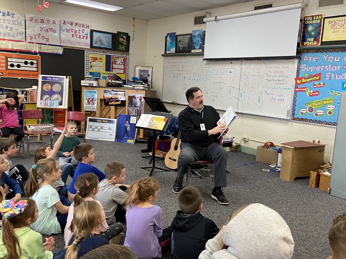 MrsKoets's tweet image. Mr. Rittenhouse... king of our snow days... thanks for sharing a “ snow dance “ book with us! ⁦@MrsZimmerGL⁩ #GLCSrichland  #glcsread20