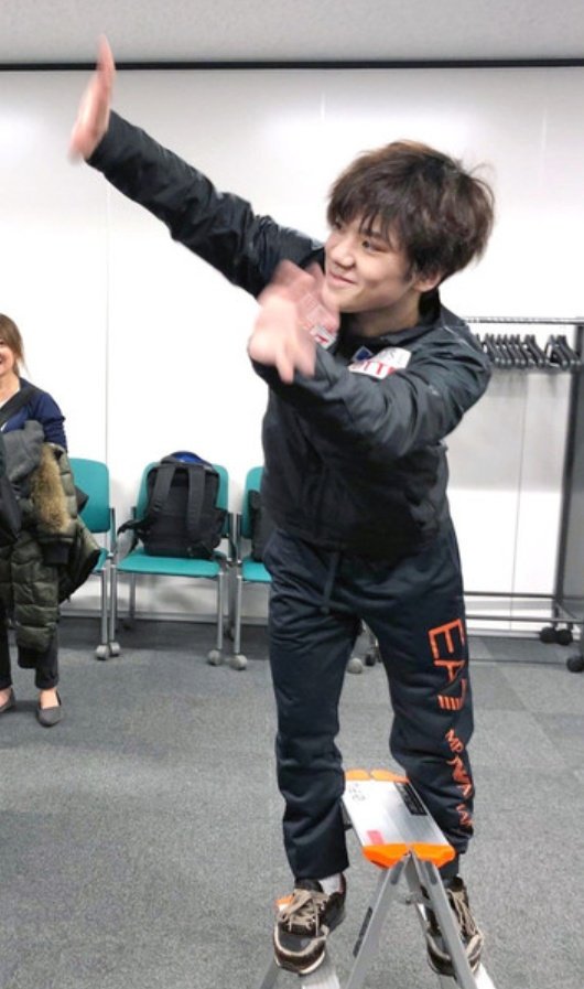 toramomo_tweet's tweet photo. そういえば、一昨年のグランプリファイナルでこんなことがありました。高志郎くんの会見中に昌磨が現れて、カメラマンの後ろから手を振りまくるという😆
この時はまさか同門になるとは思いもしなかったけど、この頃から既に仲良かったんですね。
#TeamChampéry
#GPF2018 https://t.co/AiAIhbRlL2