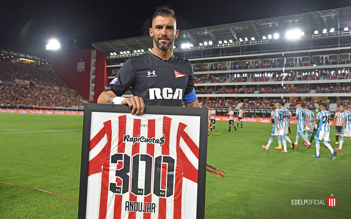 🥅 Reconocimiento especial para Mariano Andújar por sus 300 partidos defendiendo el arco Pincha 🇦🇹

👉 edlp.club/39F0GDr