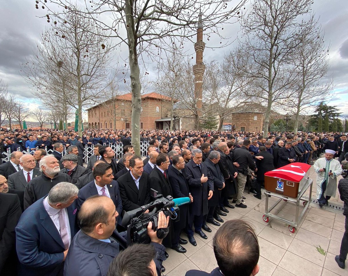 Eski Adalet Bakanımız Şevket Kazan beyefendiyi son yolculuğuna uğurladık.
Allah (CC) rahmetiyle muamele aylesin. Mekanı Cennet Olsun.