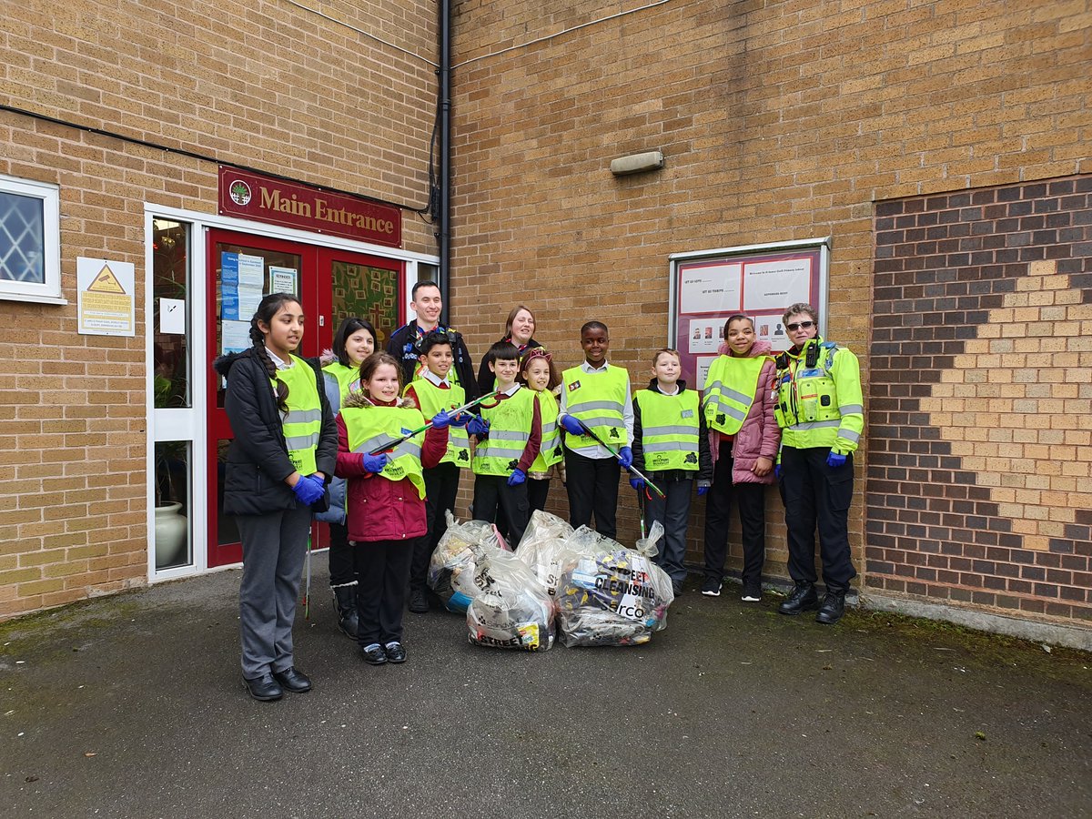 OldburyWMP's tweet photo. St James' Primary school Junior PCSOs became Wombles for the Big Spring Clean. All this litter in just 20 minutes! It's not difficult - bin your rubbish!
@sandwellcouncil @Litterwatch1 #binyourrubbish #bigspringclean https://t.co/9tVNJOy9Hs