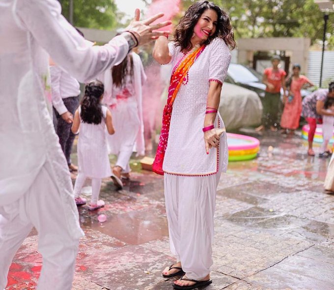 3 pic. Happy Holi everyone! Such a nice day with my beautiful family! @DanielWeber99
#SunnyLeone #HappyHoli