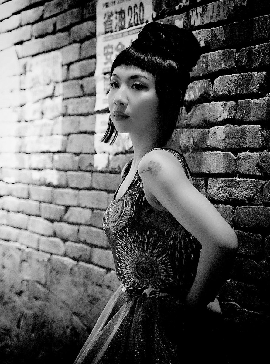 fifirong's tweet image. Sometimes words belong to a certain feeling, but occasionally words transcend that feeling into a universal connection. That’s why I write.
.
.
.
photo @stanleylz ⠀
Outfit @thehouseofradha_ltd
.
.
.
#fifirongphotos #teamfifinity