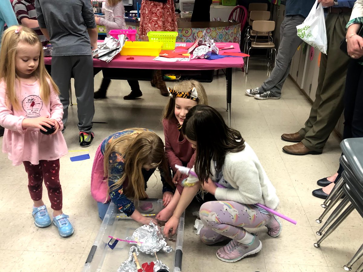 ramerchecksout's tweet photo. Students building together... Our students are demonstrating self-monitoring skills. Learning happens through exploration and experimentation!!!  #Painelearns https://t.co/Y649vgAMU4