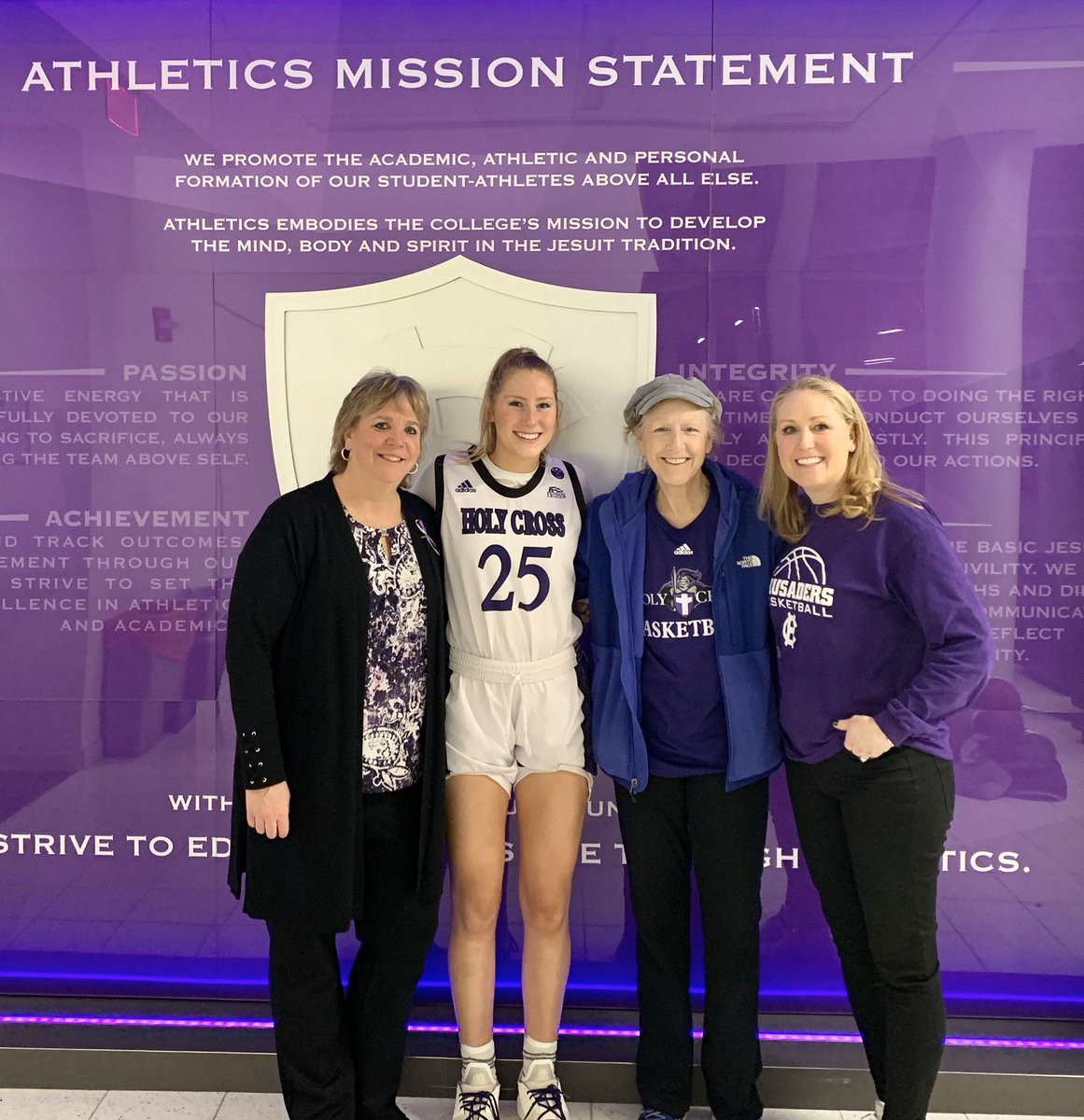 How incredibly special it was to have Janet Hourihan Brooks ‘86 at the Hart Center last night to congratulate Lauren Manis on surpassing her Holy Cross Rebounding record!!! @HCrossWBB #2Legends #HCFamily 💜