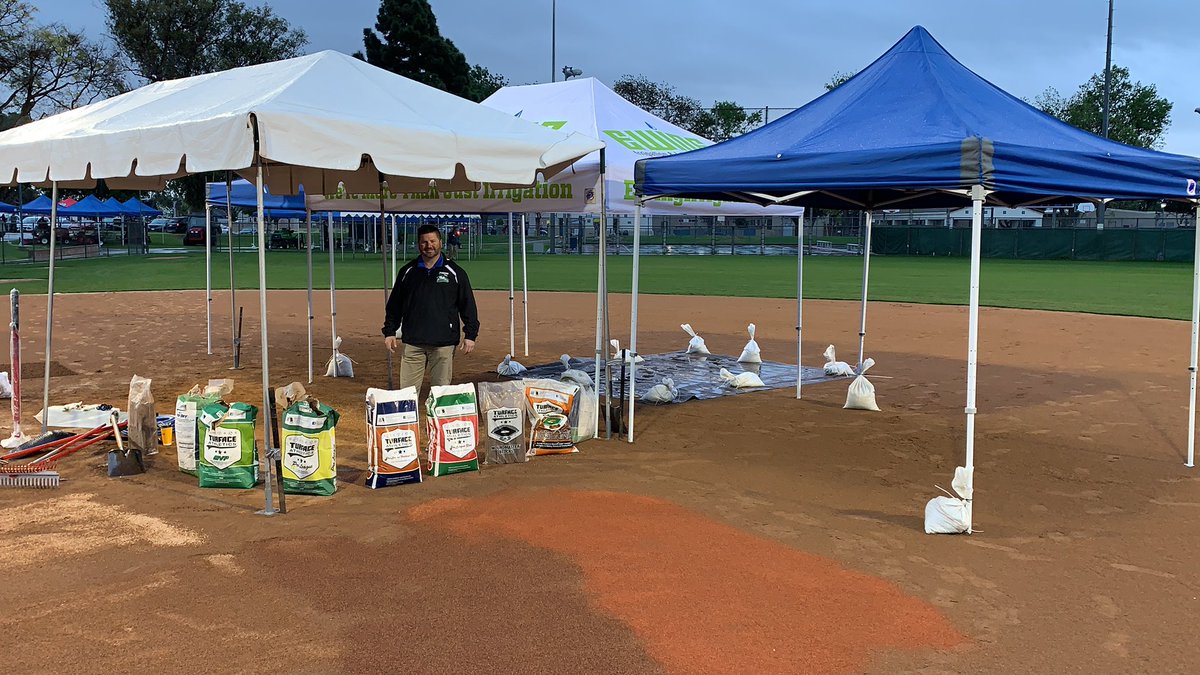 TurfaceJ's tweet image. All prepped for mound repair training @CPRS_CA with Turface MoundMaster and Professional Mound clay. Pro League Colored conditioners. @Turfaceproducts @EwingIrrigation @FieldExperts. Thanks Tony and crew at Ewing.