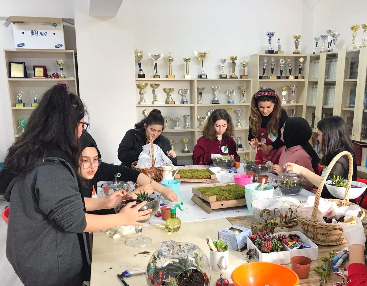 75Mtal's tweet photo. Öğrencilerin şehir yaşamının stresinden uzaklaşmaları,toprak ve bitkilerle vakit geçirmeleri,tasarlamanın ruhsal doygunluğunu tatmaları için Teraryum Workshop etkinliği yaptık.Etkinlikte büyük emeği geçen, Görsel Sanatlar Öğrt.Emel Gökdeniz'e teşekkür ederiz.@Beylikduzu_mem https://t.co/X2Q7FpR8Dt
