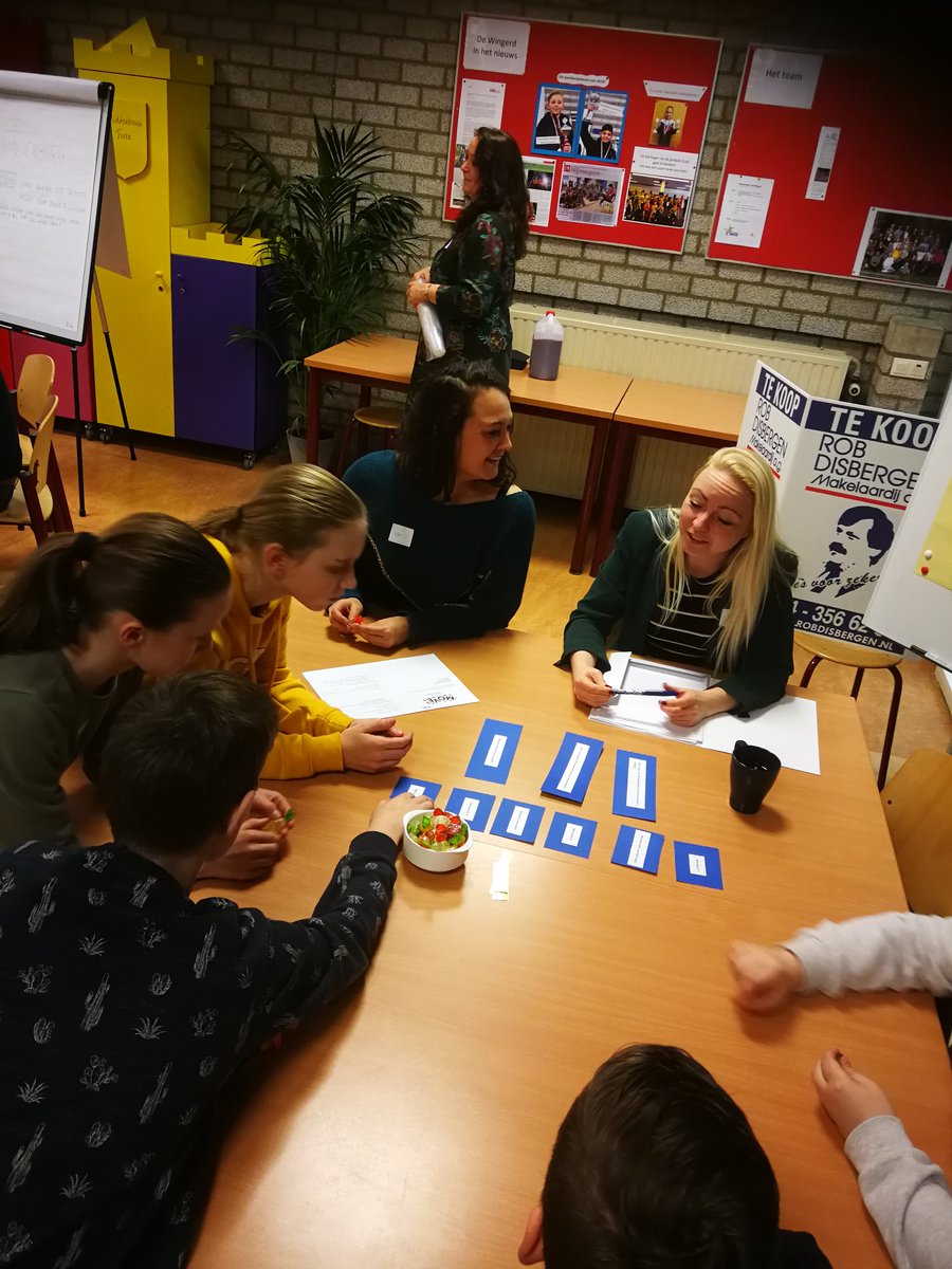 StMoveNijmegen's tweet photo. De eerste Move-Denktank is een feit. Afgelopen donderdag 5 maart hebben leerlingen van groep 8 oplossingen bedacht voor vraagstukken Rob Disbergen Makelaardij, @TalisTweet, @necnijmegen en @deLindenberg https://t.co/pkYn3LhwpX