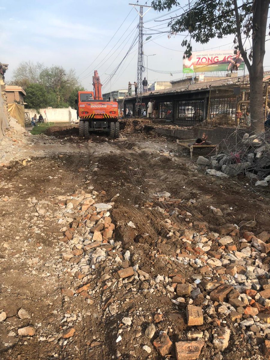 pdapeshawar's tweet photo. Work on University Road-Nasir Bagh Slip Road is in full swing. It is one of the many slip roads planned by PDA for smooth integration of traffic at different points at University Road.
#PDA #SlipRoads #UniversityRoad https://t.co/a3M6ZNJ0PJ