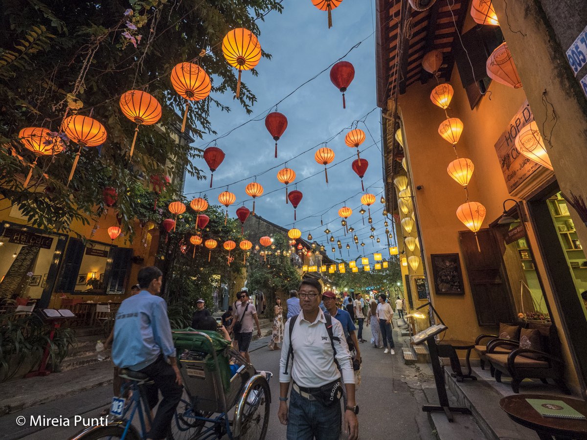 MireiaPunti_'s tweet photo. Hoy a las 19:30h @JoandelaMalla presentará su viaje fotográfico a  Uganda con @Austral_Photo y yo proyectaré imágenes de mi viaje a Vietnam. Te espero en @ElVisorBCN (C/ Industria 68, Barcelona). https://t.co/fMOXpTyxHu