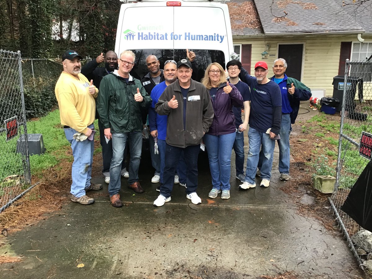 HabitatGwinnett's tweet photo. The A Brush With Kindness volunteers did a fantastic job today! They worked very hard on pressure washing, pulling up carpeting, and updating the bathroom to ADA standards. Thank you for helping preserve this home for Mr. and Mrs. Etta. Check out the photos!#GwinnettHabitat #ABWK https://t.co/TPHjqqW4RF