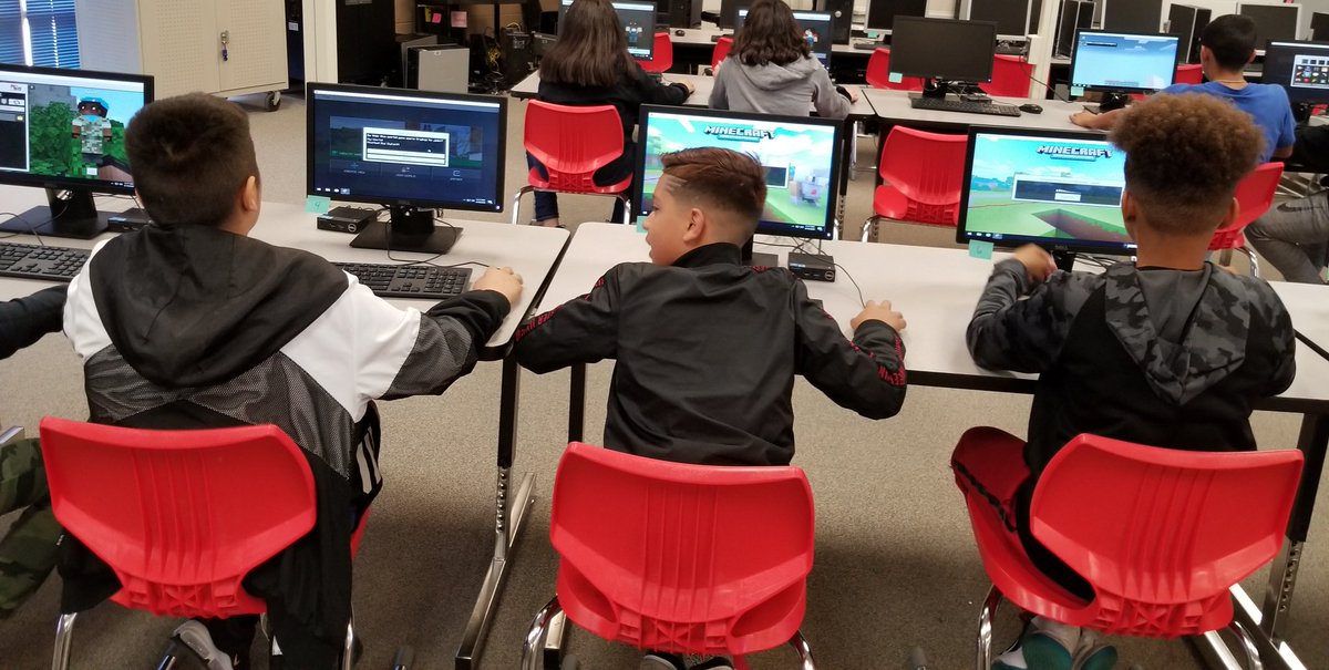 ICastillo_SRMS's tweet image. Eagles using Minecraft Education to enhance their creativity,  problem-solve,  and collaborate with their peers! Learning at a different level! #SpringIntersession #SISDLibraries #TeamSISD #WeAreEnsor