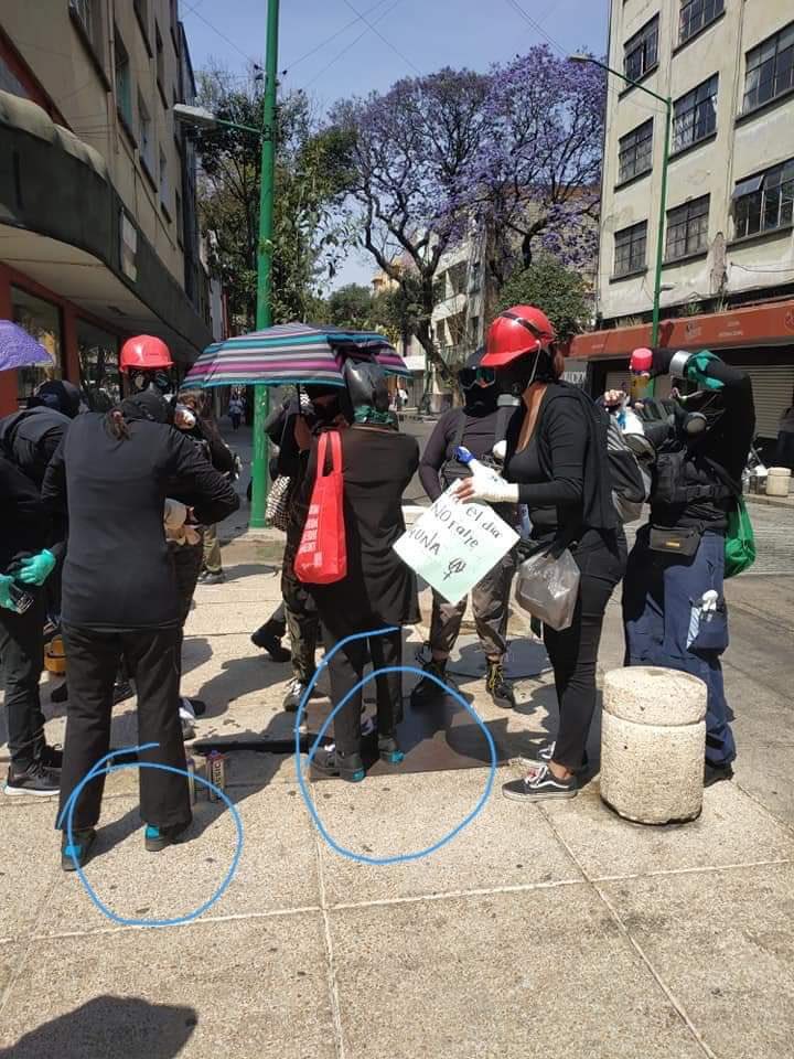 VanessaBauche's tweet photo. Para quienes NO estuvieron y hablan desde la indolencia chequen puntos azules en botas de ‘onvres’ encapuchados. Pudo terminar en tragedia! Mujeres valientes contuvieron. Abramos los ojos! Intentemos comprenderNOS! Desde la negación, la realidad solo empeora. Ojo! #Seguridad_YA https://t.co/wyD1IwQlE7