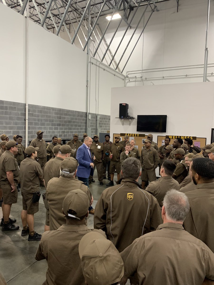 AbshereSteven's tweet photo. Ops Manager Larry Oakley addresses the drivers in a group huddle discussion at Savannah. He discussed our safety picture and the state of UPS pertaining to the economic challenges. #Upsproud #11stepprocess #savannahsafety20 https://t.co/JCk4JujzAN