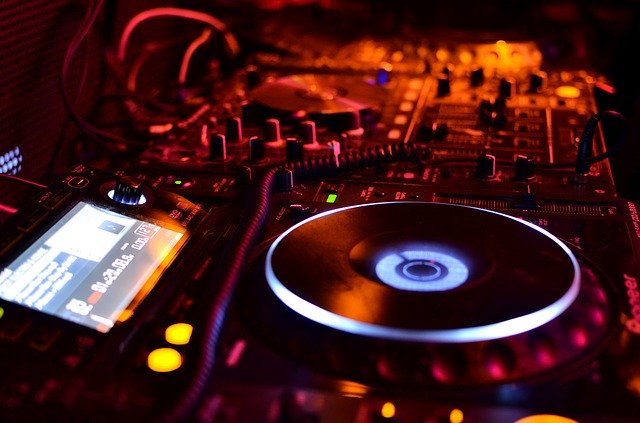 TCalderonVLL's tweet photo. 🎧 Fer DJ pinchará está noche en el #CaféBerlín para celebrar este martes de #MeetYou2020 💛.
🕥 22 horas
🎊#AfterMeet https://t.co/xjbxLemgpl