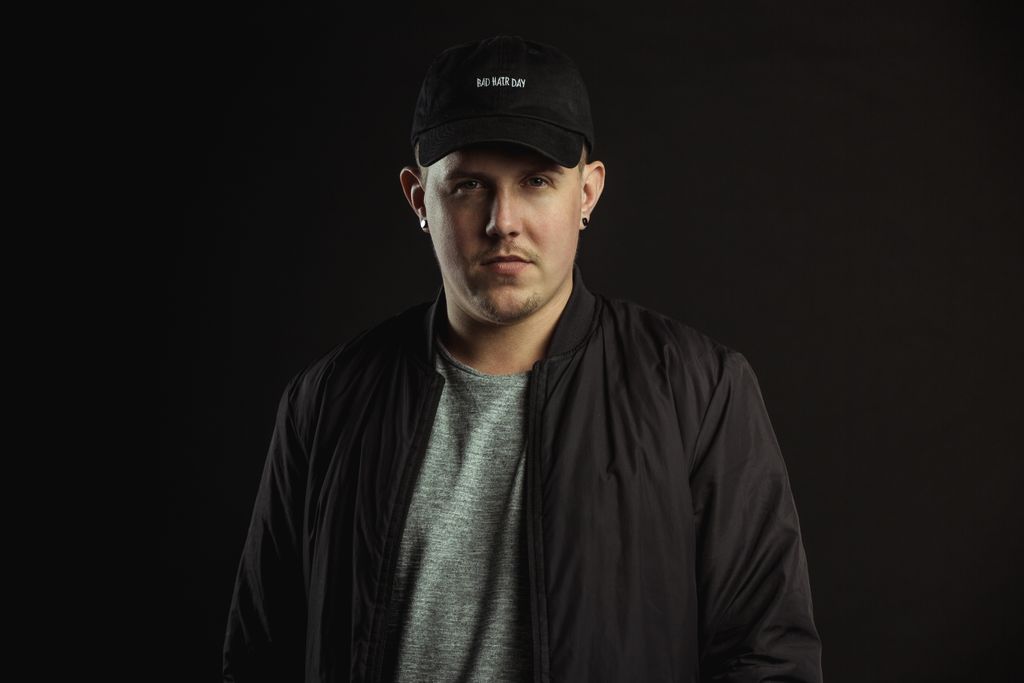 De kaartverkoop is een echte Pre-Party van Meadow! Dit jaar gaat het bij <a href="/vvschipluiden/">V.V. Schipluiden</a> los. Deze man zette vorig jaar onze main stage in vuur en vlam! Met zijn heerlijke remixes kwamen alle heupjes los! Laaaaddddiieesss en Gentlepeople, show your hands for: Dr. Phunk!! Ohw Yeah!