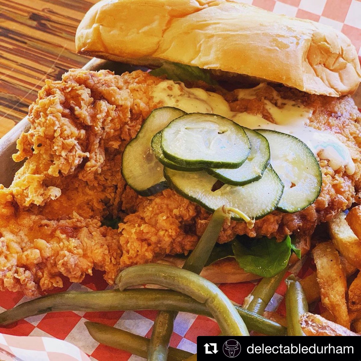 itsasouthern's tweet photo. Have you tried our jalapeño-brined #friedchicken sandwich for lunch? It’s super filling, comes with fries and pickled green beans, and is topped with housemade pickles and roasted garlic ranch🤤 https://t.co/MlqOghW8Dq