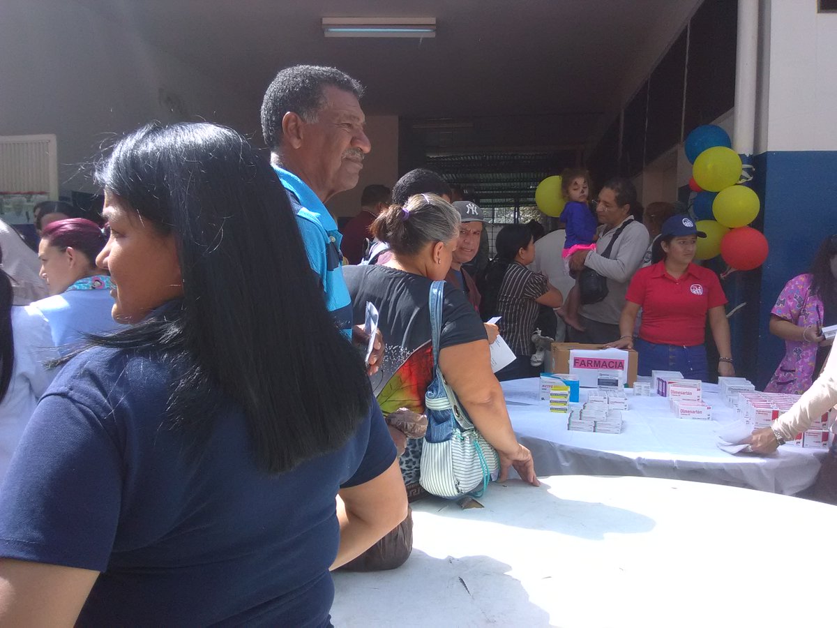 HMPC1970IVSS's tweet photo. #Hoy #HMPC Jornada de atención medica a nuestros trabajadores se les hace entrega de medicamentos y venta de alimentos. #PorUnSeguroMasHumano @dajodo @magallyvina @NicolasMaduro @psuvaristobulo @EduardoPinateS @ivssoficial https://t.co/Otp5SpkEx4