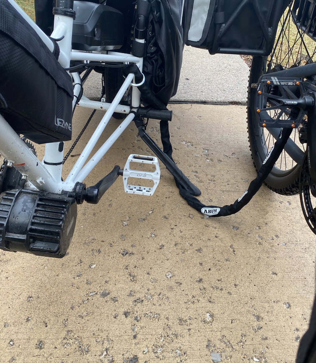 UrbanRiderKim1's tweet photo. Pro tip: Don’t lock your bikes together when you go vote until you check for your keys. You might have to walk your bikes home like this: #lockfail #biketowork #biketothepolls #bikecommuter https://t.co/wCQCvNHql4