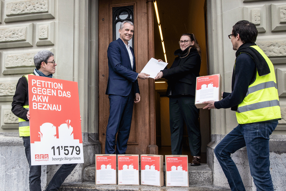 energiestiftung's tweet photo. Heute haben wir zusammen mit Nationalrat und SES-Stiftungsratspräsident @beat_jans die 11'579 Unterschriften der Petition «gegen den fragwürdigen und gefährlichen Weiterbetrieb des #AKW #Beznau» der @Bundeskanzlei übergeben. Mehr dazu: 
https://t.co/cbMwpRdRXJ https://t.co/tAhh0cOJNs