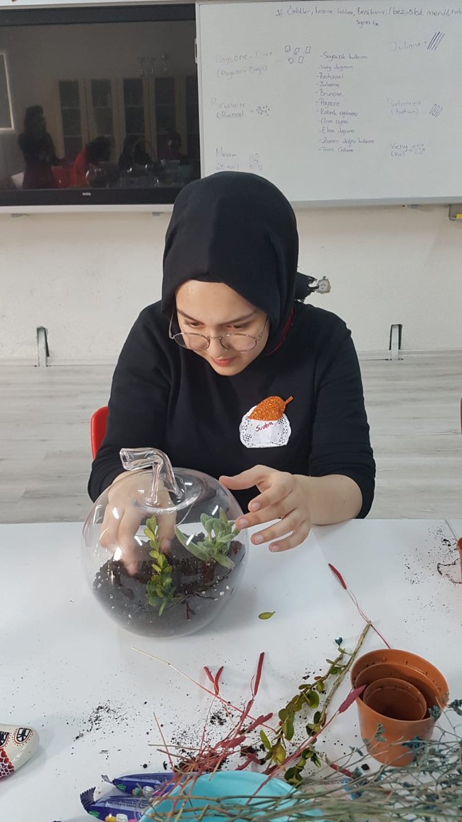 75Mtal's tweet photo. Teraryum atölyesinde tasarladıkları teraryumları, öğrencilerimiz evlerine götürüp, onlara özenle bakmaya devam etmenin keyfini yaşayacaklar. https://t.co/wqZnI0dCjB