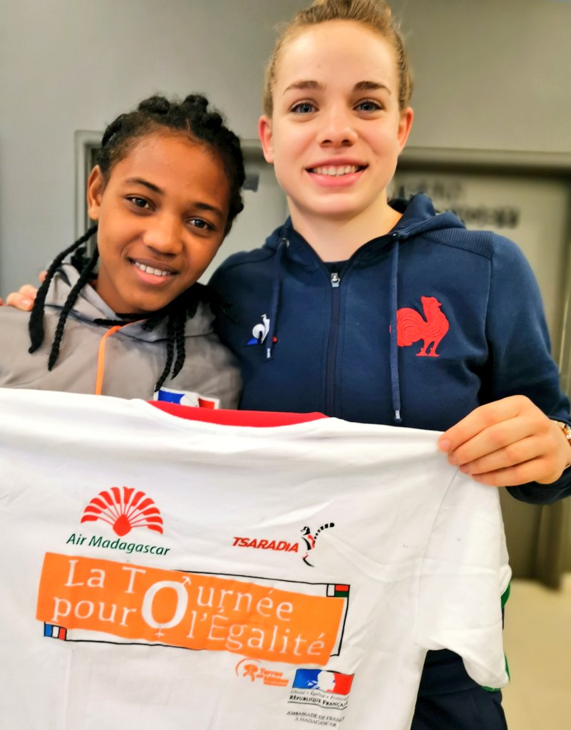 Un grand merci <a href="/AnnickHayraud/">Annick Hayraud</a> <a href="/BenoistLaurence/">Laurence Benoist</a> <a href="/DrSergeSIMON/">Serge Simon</a> et Daniel Blondy d'offrir à la délégation malgache🇲🇬 <a href="/terresenmelees/">Terres en Mêlées</a> <a href="/MalagasyRugby/">MALAGASY RUGBY</a> un tel moment en immersion au cœur du XV de France 🇫🇷