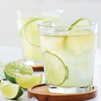 PBDutyFree's tweet photo. #StPatricksDay is 1 week away and we know this cocktail made with @jamesonwhiskey is going to be part of our celebration!

🍀 ½ oz Irish whiskey
🍀 4oz limeade
🍀 Lime wheels
Fill a highball glass with ice. Add whiskey, top with limeade. Garnish with lime wheels.

📸 @lcbo https://t.co/XhqWEibfex