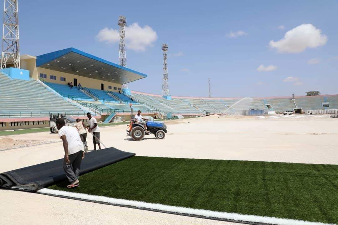 ShacbaanMedia's tweet photo. Garoonka kubadda cagta Stadium Muqdisho oo dib u dhis xooggan ay ku sameysay dowladda Soomaaliya ayaa hadda lagu bilaabay in la fidiyo roogga Cagaaran iyadoo qorshuhu yahay in dhawaan  xarigga laga jaro. https://t.co/ZiKaF6N3nR