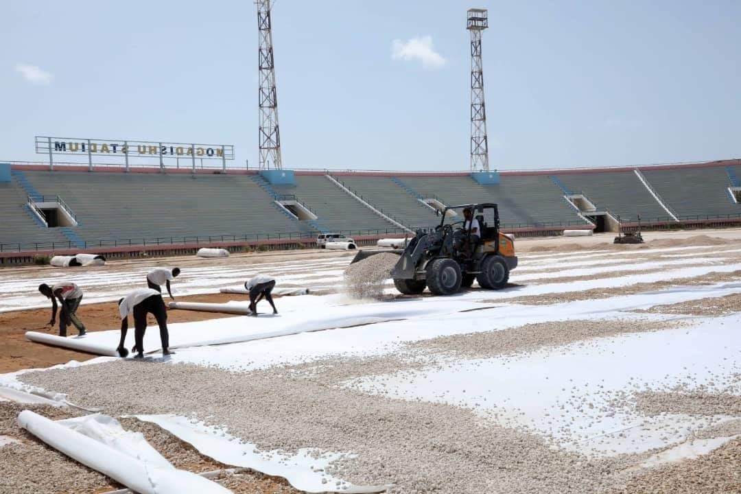 ShacbaanMedia's tweet photo. Garoonka kubadda cagta Stadium Muqdisho oo dib u dhis xooggan ay ku sameysay dowladda Soomaaliya ayaa hadda lagu bilaabay in la fidiyo roogga Cagaaran iyadoo qorshuhu yahay in dhawaan  xarigga laga jaro. https://t.co/ZiKaF6N3nR
