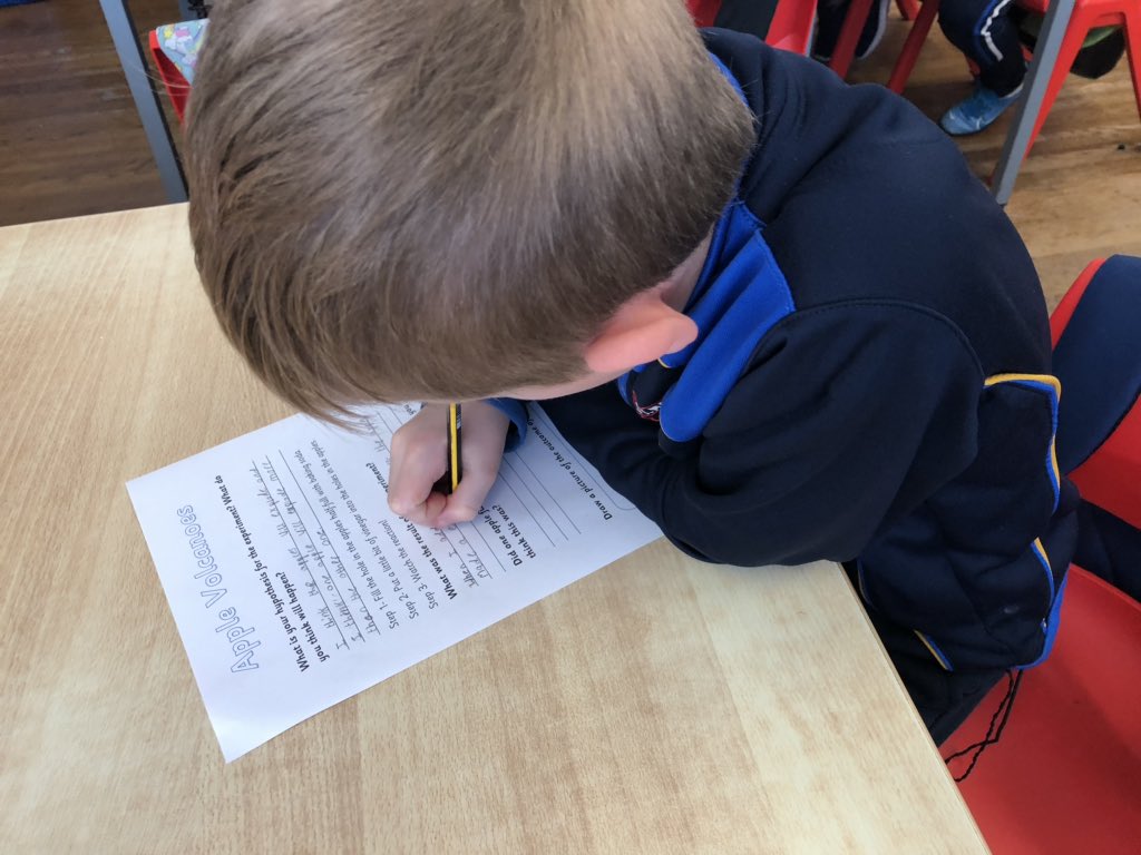 StMarysBscreen's tweet photo. Miss McCloskey’s P4 class have been learning about reactions for #ScienceWeek 🧪🧫 Today they added baking soda and vinegar to two different apples to create a reaction. Their hypothesis’ were correct- the green apple fizzed up more as it had more acid. @pstt_whyhow #AppleVolcano https://t.co/x4KMOLQSqy