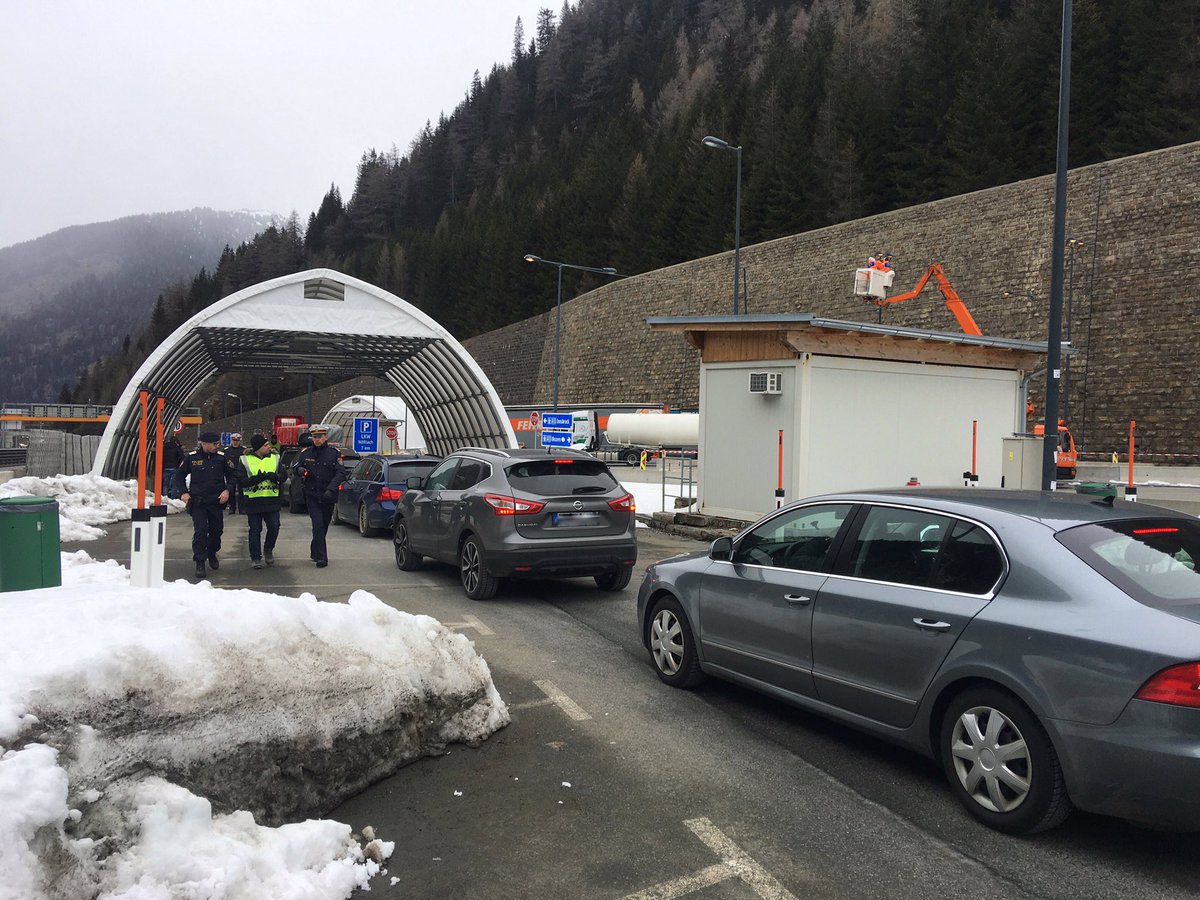 MichaelMandlik's tweet photo. Gesundheitskontrollen - so wie hier am Brenner - werden derzeit an allen italienisch-österreichischen Grenzübergängen von den österreichischen Behörden durchgeführt. https://t.co/pUBMYX01DN