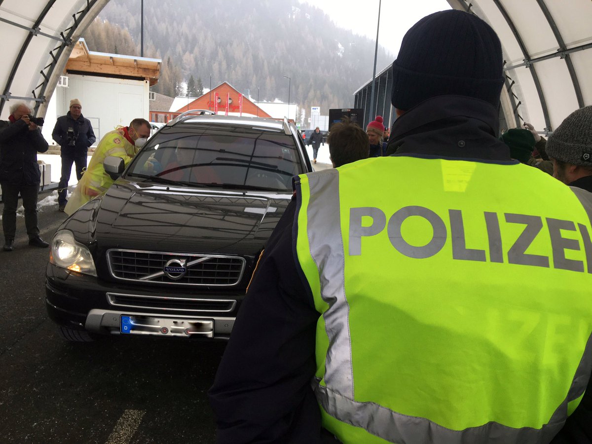 MichaelMandlik's tweet photo. Gesundheitskontrollen - so wie hier am Brenner - werden derzeit an allen italienisch-österreichischen Grenzübergängen von den österreichischen Behörden durchgeführt. https://t.co/pUBMYX01DN