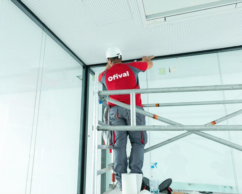 OfivalWorkspace's tweet image. Nuestro equipo en pleno montaje de la mampara VO 2V de SP Systems👷‍♂️ Un sistema flexible, resolutivo y ligero para la compartimentación de espacios de trabajo.

#SPSystems #mampara #oficina #Arquitectura