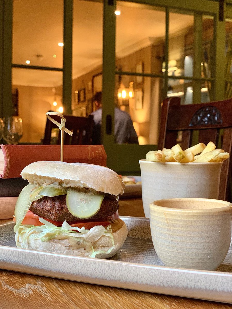 CHICKPEA BURGER
.
.
.
Only available on our Set menu Monday - Saturday

Baba Ganoush - Gherkins - Iceberg - Sriracha Mayo
Toast Sourdough Bun
Frites
Sriracha Mayo Dipping Sauce