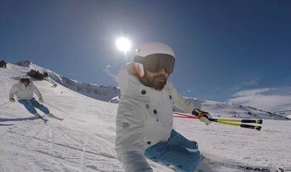 Paralimpicos's tweet photo. Casi un año después volvieron a esquiar juntos ⛷️⛷️
¿Sabes de quién se trata? https://t.co/UlVMeqa2QI