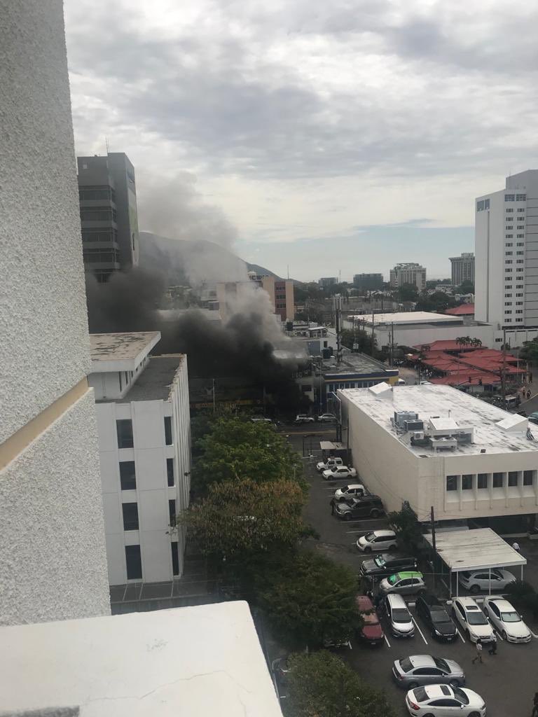 NationwideRadio's tweet image. #BREAKING: Buildings are now being evacuated in the New Kingston Area after an explosion which took place along Knutsford Boulevard moments ago.