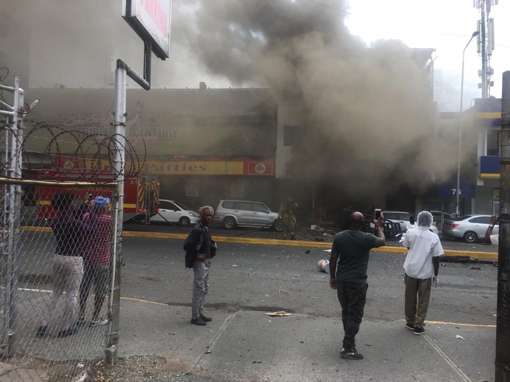 NationwideRadio's tweet image. #BREAKING: Buildings are now being evacuated in the New Kingston Area after an explosion which took place along Knutsford Boulevard moments ago.