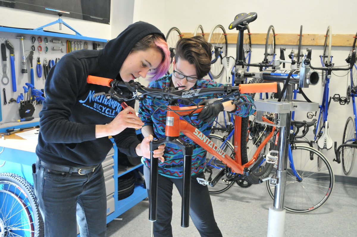 What do you need for a week (or two) at bike school?? 

Here's our handy dandy packing list with the essentials, from your reusable mug ☕ to your insatiable appetite to talk bikes 🚲 

Check it out! 👇
bikeschool.com/resources/blog…
#ubi #bikeschool