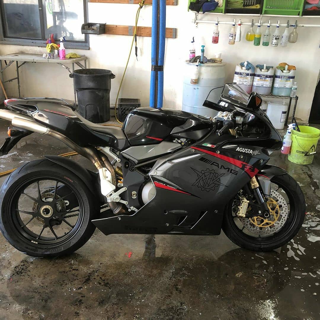 Gliptone's tweet photo. Spring 🌻🌷 is in the air, get those bikes ready with Gliptone & GT Quartz Ceramic Coatings! @ultimatedetailing_harry
#spring #sprung #bike #motorcycle #gliptone #gliptoneproducts #gtquartz #tryitonceuseitforever #carguys #detailguys #cardetailing #cardetailers #detailersofig https://t.co/u26ZKzrzB4